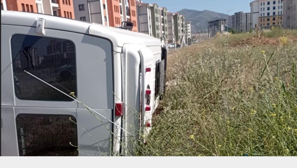 Minübüs  Devrildi.4 Kişi Yaralandı.