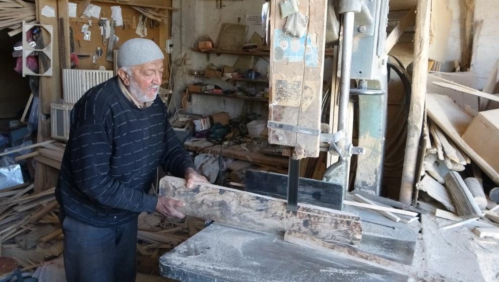 84 Yaşında, 73 Yıldır Ağaçlara Şekil Veriyor