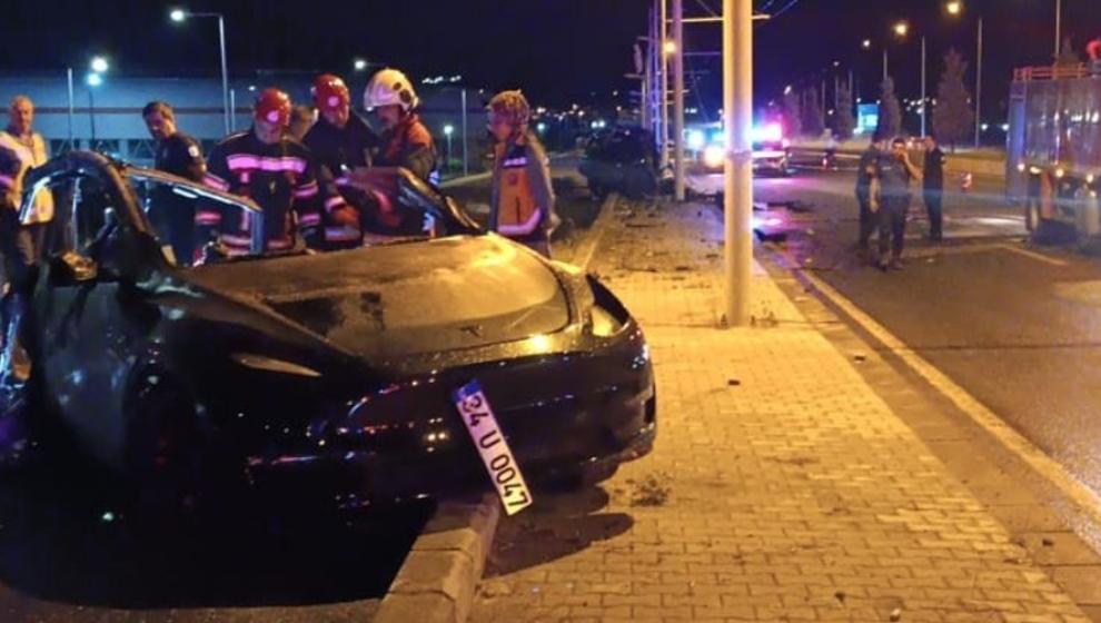 Direğ'e Vurdu   Araç Alev Aldı: 2 Hemşire Yanarak Can Verdi