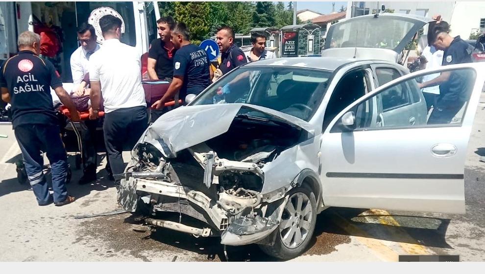 İki Otomobil Çarpıştı.4 Yaralı