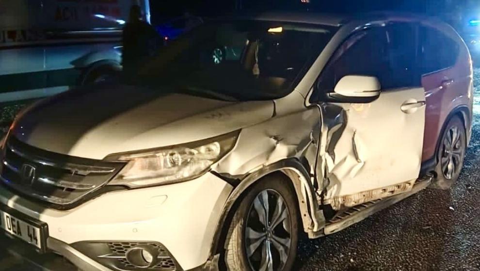 İki  Otomobil  Çarpıştı.Yaralıalr  var!
