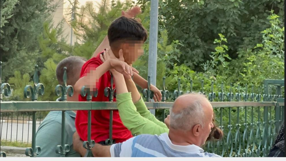 Kolu  Demir'e  Saplandı..