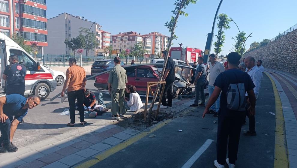 Otomobil  Kontrolden Çıktı: 4 Yaralı
