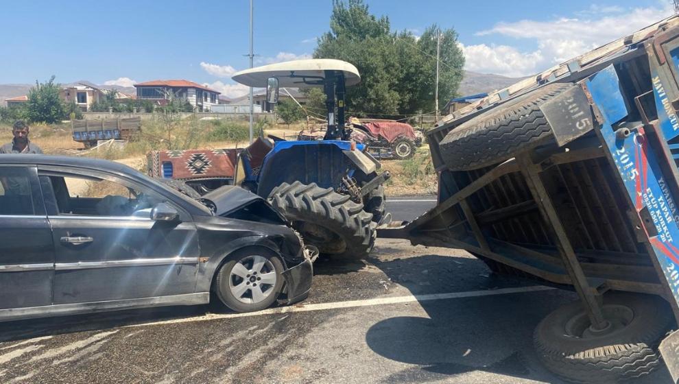 Otomobil, Traktör Römorkuna Çarptı