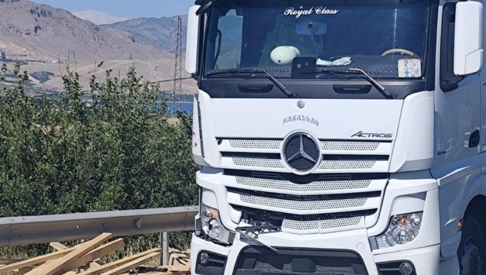 Traktör  Tır'a Çarptı  1  kişi Öldü..
