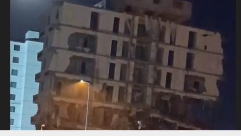 Yedi Katlı Bina   7 Saniyede  Yıkıldı..
