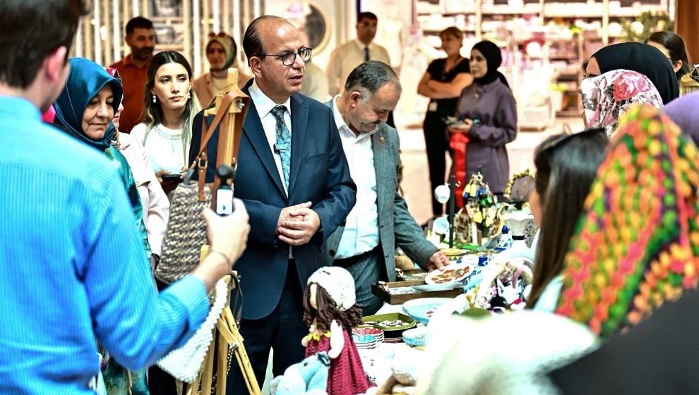 Geçit, Sergilenen Eserlerin Yalnızca Bir El işi Değil, Aynı Zamanda Bir Hayat Hikayesidir.