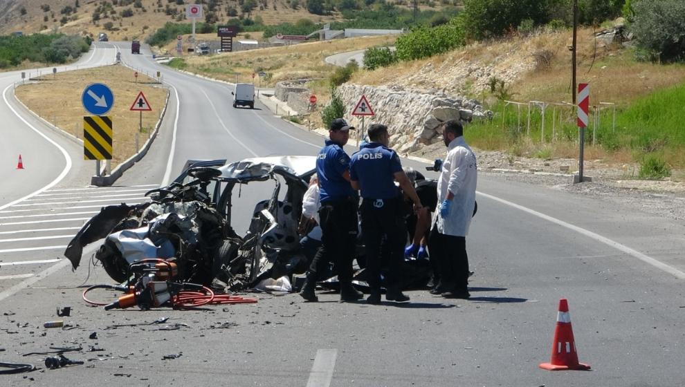 Hafriyat Kamyonu ile Otomobil Çarpıştı:  Kazada 2 kişi  Öldü.
