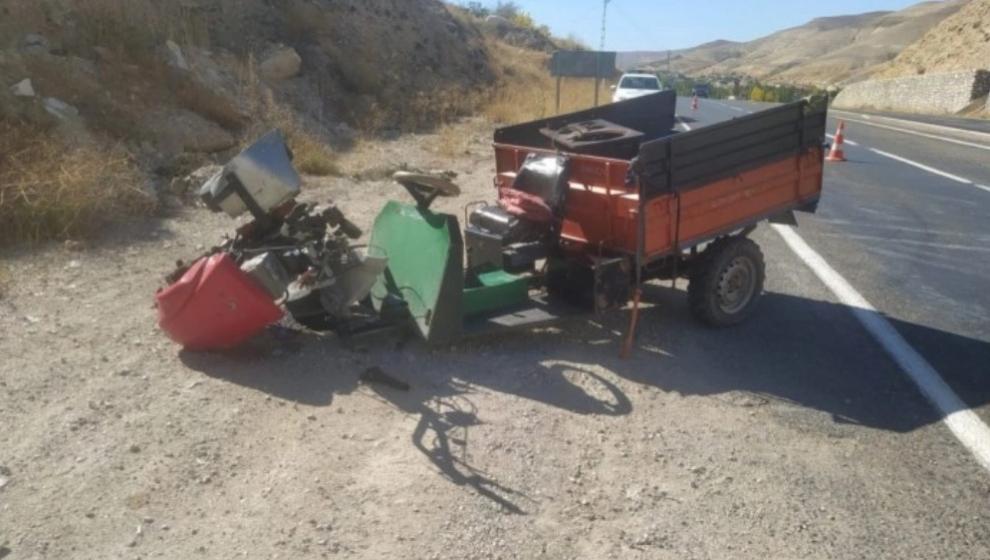 Otomobil  Çapa Motoruna  çarptı: 1'i Ağır 3 Yaralı