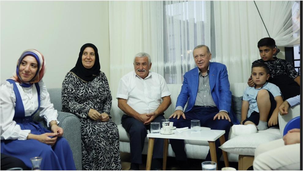 Cumhurbaşkanı Erdoğan ,Depremzede Aileyi Ziyaret Etti