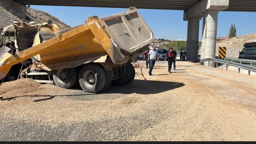 Kontrolden Çıkan Hafriyat Kamyonu İstinat Duvarına Çarptı: 1 ölü
