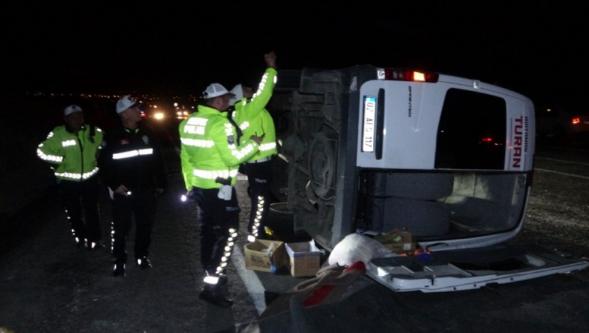Tur  Minübüsü Devrildi.14 Kişi Yaralandı.