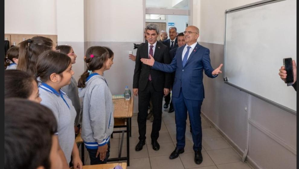 Başkan Er  Öğrencileri  Kitap Fuarına Davet Etti..