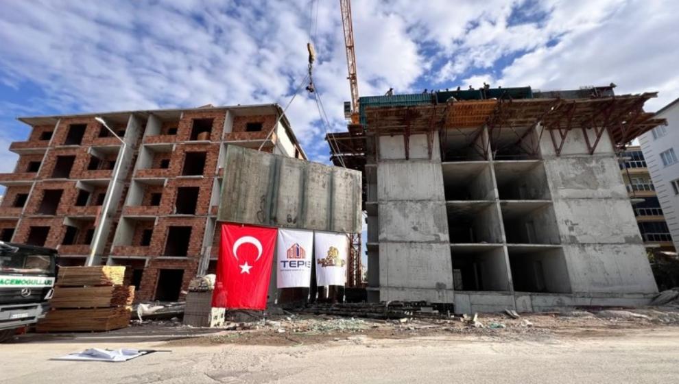 İşçiler Halay Çekip Türk Bayrağı Astı.