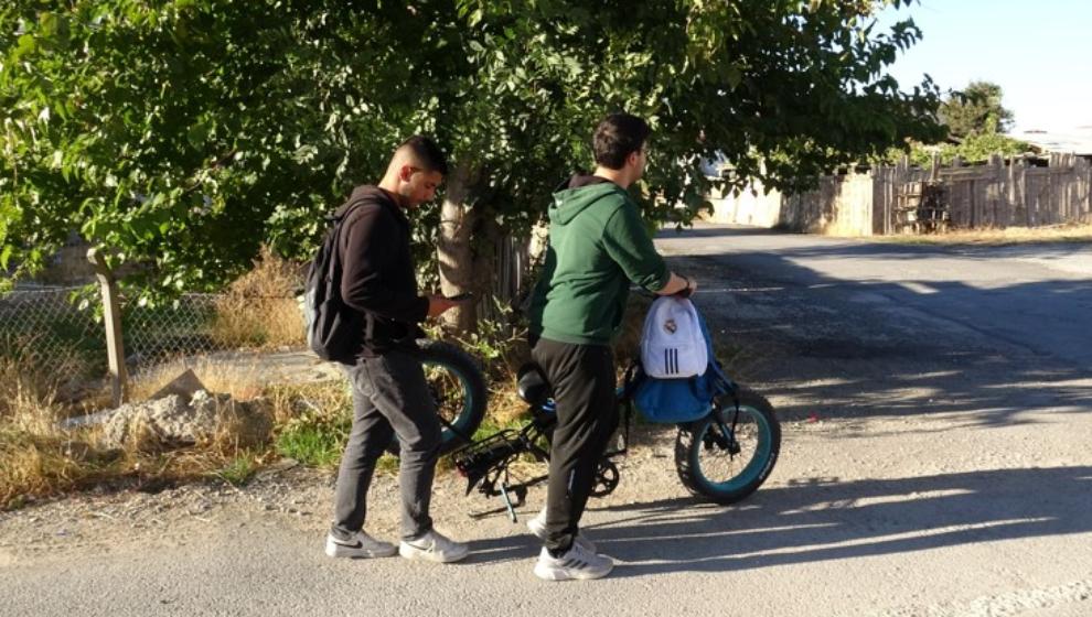 Kamyonet ile Elektrikli Bisiklet Çarpıştı: 2 yaralı