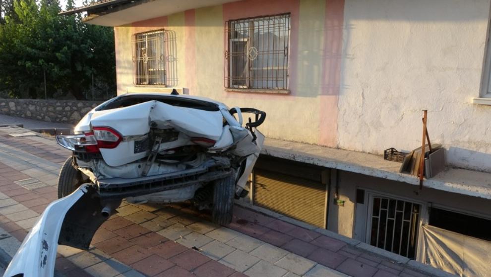 Otomobil  Balkona  Girdi ,Yaralılar  Var.