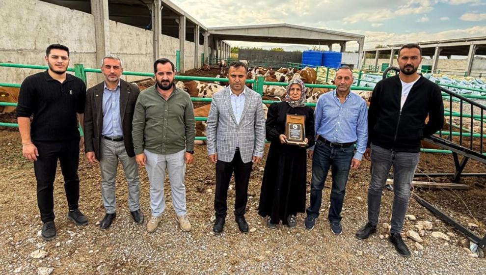 TOBB Malatya Genç girişimcilerden   Kadın Girişimciye Plaket.