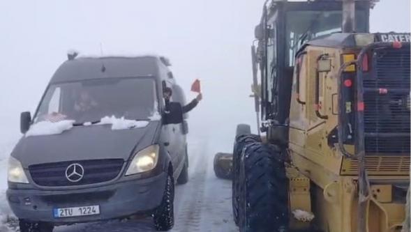 Nemrut  Dağında Mahsur  Kalan Turistler Kurtarıldı.