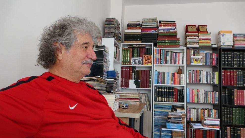 Depremde, Beyaz Eşyalar Yerine Kitaplarını, Plaklarını ve Kasetlerini Kurtardı.