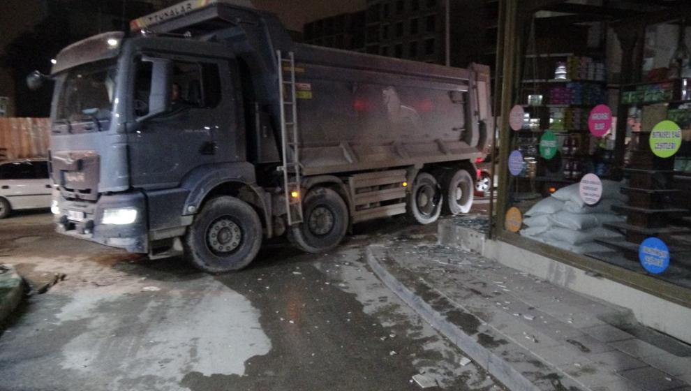 Patlayan Lastik İş Yerine Hasar Verdi