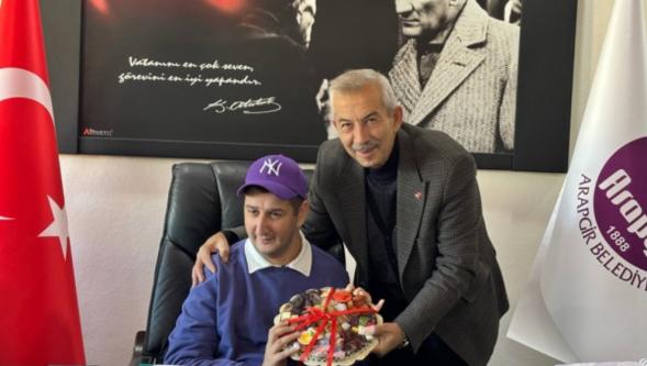 Başkan Cömertoğlu, Kazım Onat'ı Makam Koltuğuna Oturtarak Anlamlı Bir Jestte Bulundu.