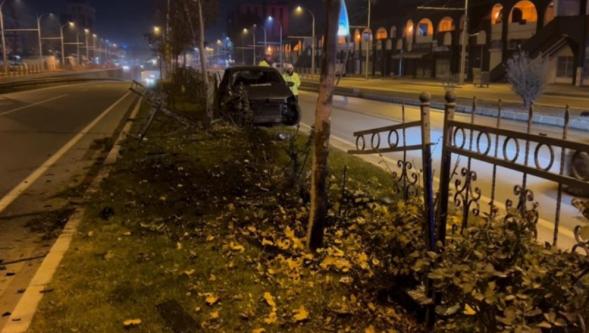 Köpeğe Çarpmamak İçin Manevra Yaptı ,Refüje Çarptı..