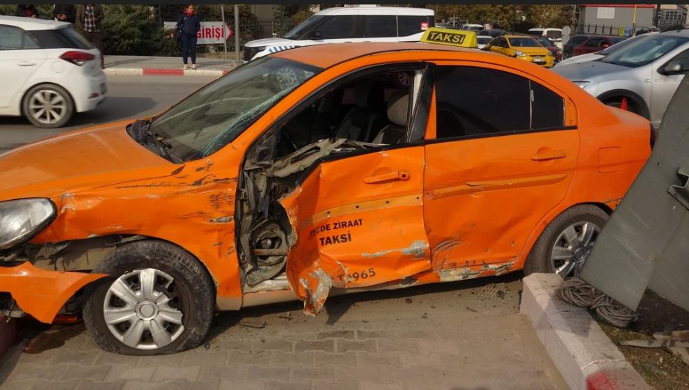 Kamyonet İle Ticari Taksi Çarpıştı: 2 Yaralı