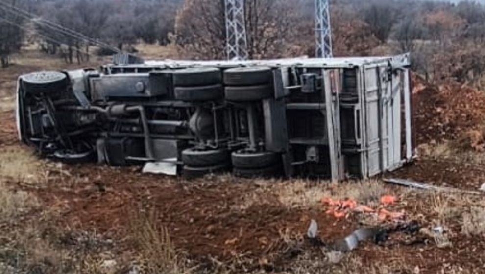 Kamyon Kontrolden Çıktı, Bariyere ,Park Halinde  Araca  Çarptı..