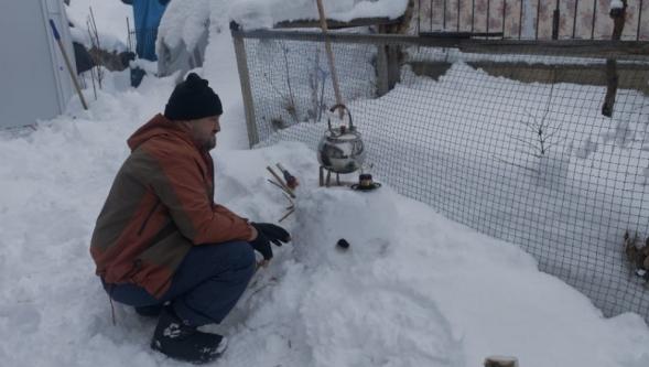 Akçadağ'da Kardan Soba Üzerinde Çay Keyfi