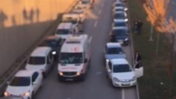 Ambulansın Siren Sesini Duyan Sürücüler  Fermuar Sistemi Oluşturarak Ambulansa Yol Verdi.