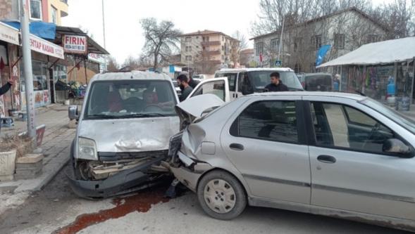 Dilek' te Trafik Kazası: 2  Kişi Yaralı