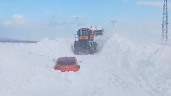 Kar  Altında  Kalan Araçlar  Bulundu.