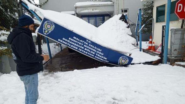 Kar Yağışı  Sundurmayı Çökertti