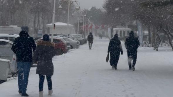 Kar Yine  Başladı.Büyükşehir  Yolları ve Ara Sokakları Tuzluyor.