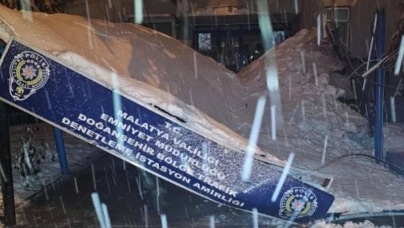 Malatya'da Karın Ağırlığıyla İstasyon Amirliğinin Surdurması Çöktü.