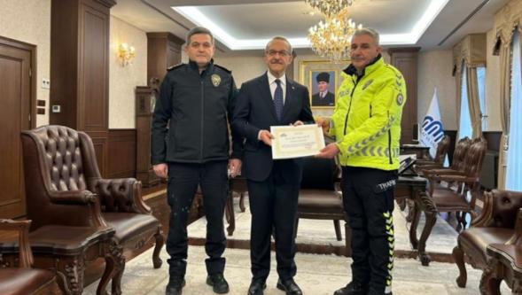 Çorabını  Üşüyen Çocuğa Verdi..