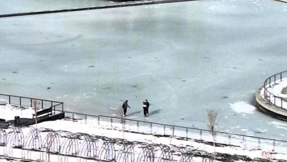 Yüzüncü Yıl Parkı Göleti Buz Tuttu