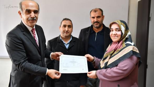 Topsöğüt'te Okuma Yazma Gururu: Kursiyerler Belgelerini Aldı .