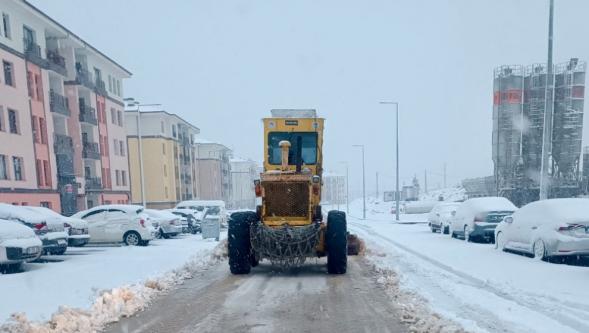 Yoğun Kar Yağışı Nedeniyle Darende-Elbistan Yolu Ulaşıma Kapatıldı