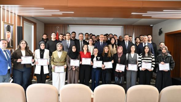 Vali Yavuz, Siber Vatan Programı Sertifikalarını Takdim Etti