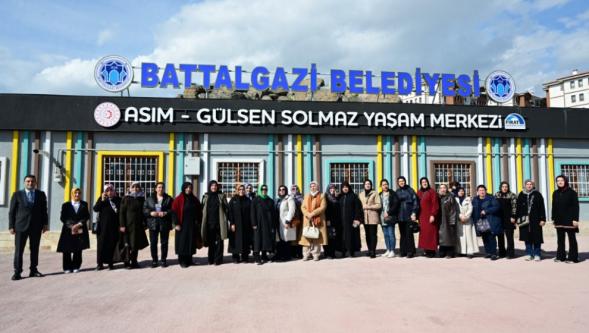 AK Parti Malatya İl Kadın Kolları üyelerine Belediye Hizmetleri Tanıtıldı