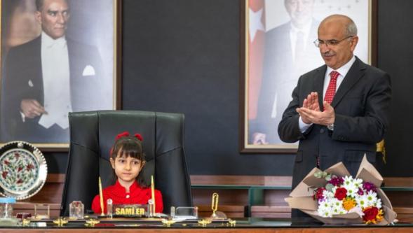 Başkan Sami  Er ,Koltuğunu  Ece Sayar'a  Devretti.