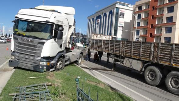 Çekici Refüje Çıktı, Trafik Kilitlendi..