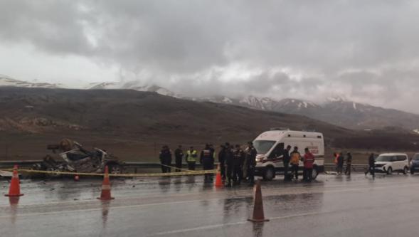 Doğanşehir Erkenek Mahallesinde  Trafik kazası  Ölü ve  Yaralılar Var .