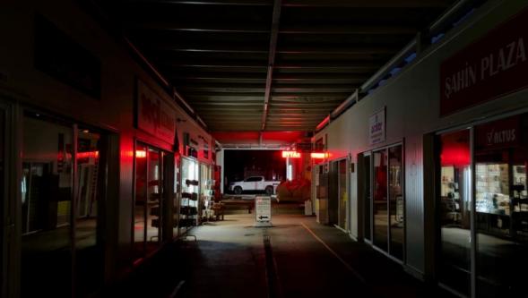 Geçici Ticaret Merkezi Karanlığa Gömüldü