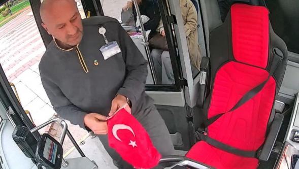 Otobüs Şoförünün Bayrak Hassasiyeti..