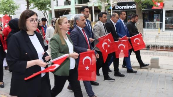 Gençlik Haftası Coşkusu  Yürüyüşle  Başladı..