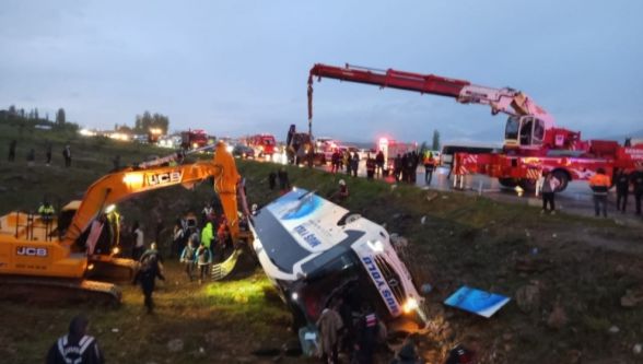 Yolcu Otobüsü Devrildi: 4 Ölü, 15 Yaralı..