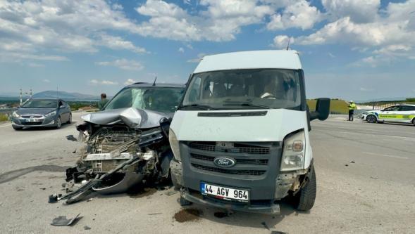 Minibüs ile Hafif  Ticari aracın çarpıştığı Trafik Kazasında 8 kişi Yaralandı.
