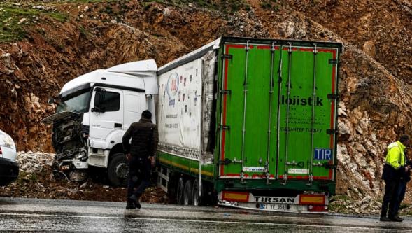 Tır Yoldan Çıktı: Sürücü Yaralandı
